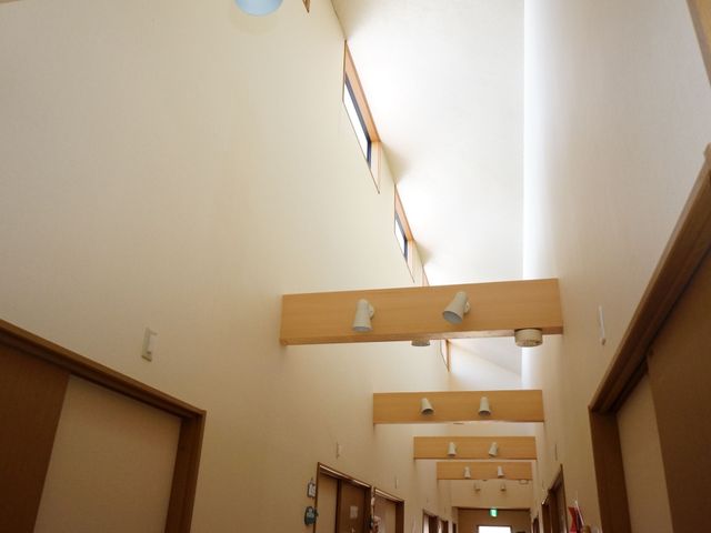 高い天井の明るい廊下