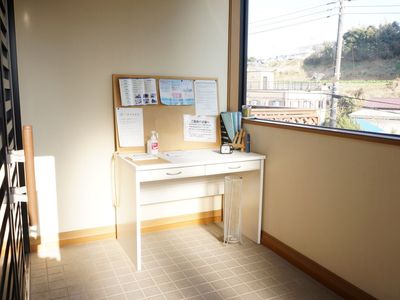 明るい掲示物のある部屋