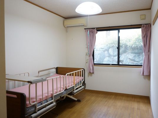 居室のベッドと窓