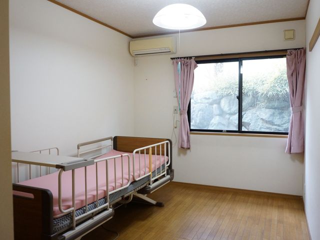 居室のベッドと窓