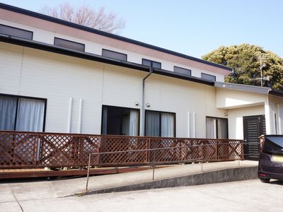 白壁の建物と木製デッキ