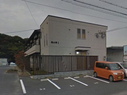 外観の建物と駐車場
