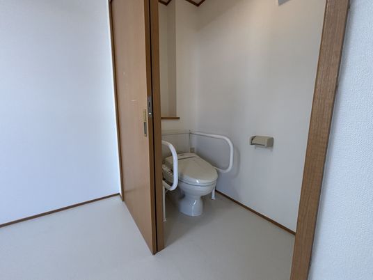 手すり付きのトイレ施設