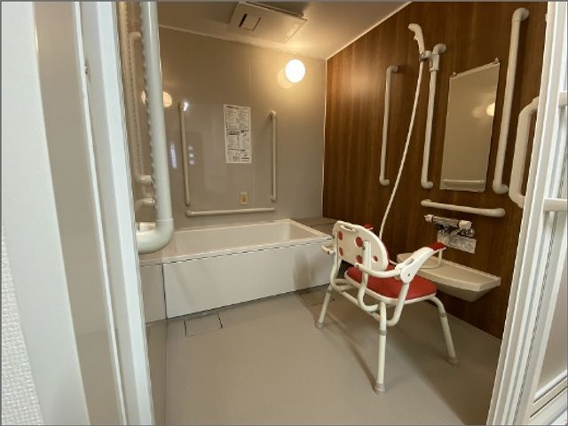 優しい色調の浴室 浴室 手すりが設置された優しい色調の空間で、安心して利用できる設計です。