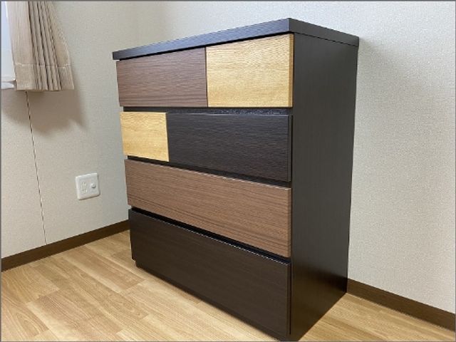 木材の落ち着いた家具 居室 落ち着いた色合いの家具が配された居室です。自然な雰囲気の中で快適に過ごせます。