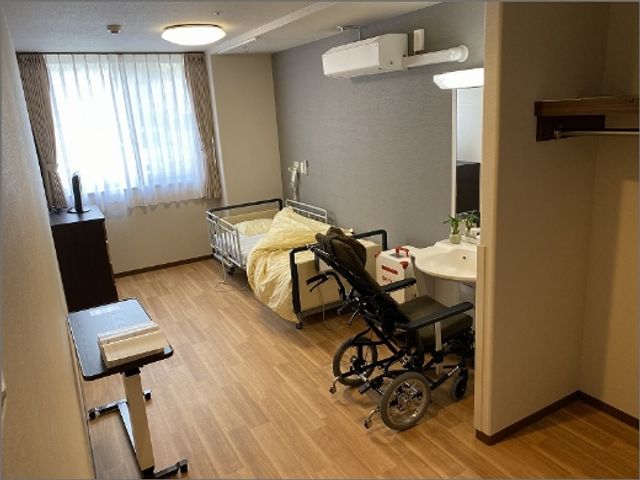 明るい居室 居室 自然光が差し込み、快適に過ごせる空間です。ベッドと車椅子の配置がしやすくなっています。