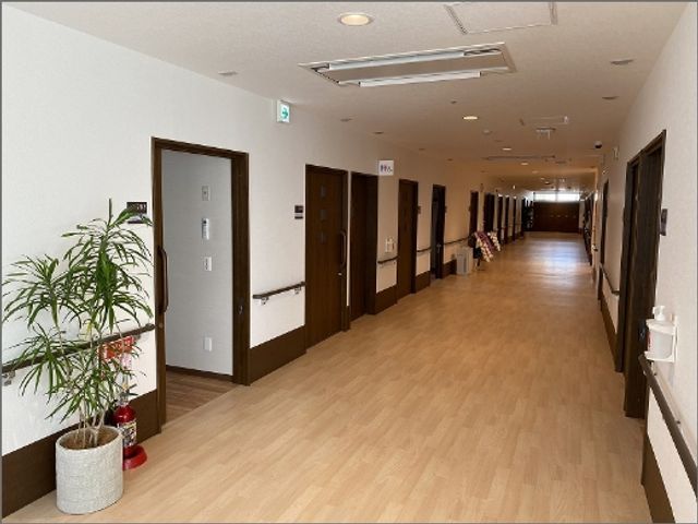 長い廊下 廊下 広々とした廊下には安全手すりが設置され、移動のサポートをいたします。