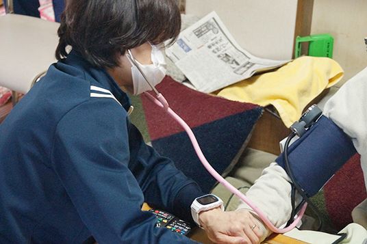 血圧を測るスタッフ