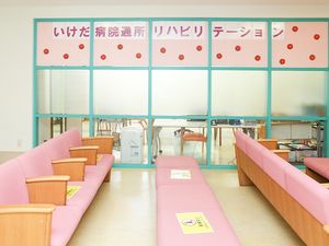 明るい待合ラウンジ  