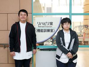 訓練室前のスタッフ  