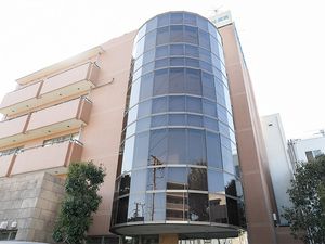 ガラス張りの外観  