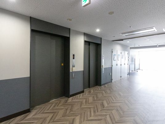 明るい廊下とエレベーター