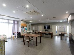 明るく広々としたラウンジ
