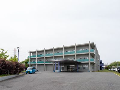 広々とした建物外観