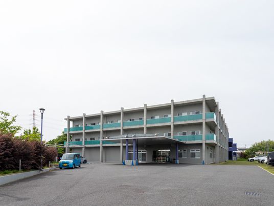 広々とした建物外観