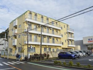 黄色い外観の建物