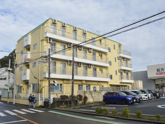 黄色い外観の建物