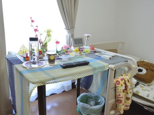 個室の机とベッド