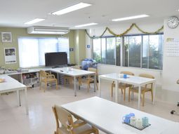 広々とした明るい部屋