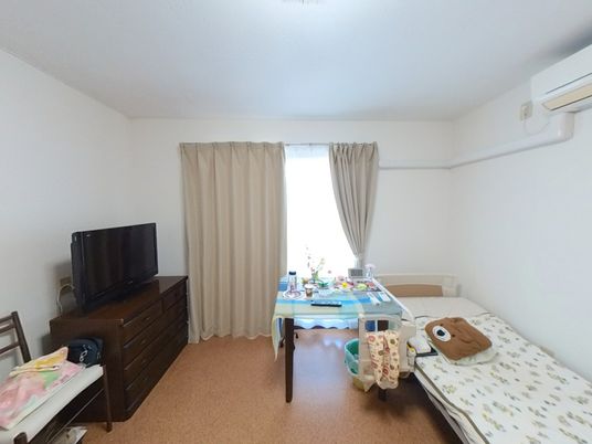 白いカーテンとテレビの居室  