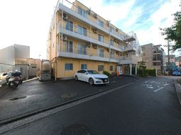 静かな住宅街の施設外観