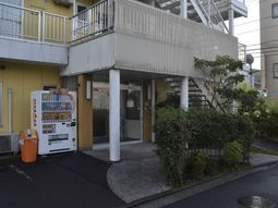 自動販売機とエントランス