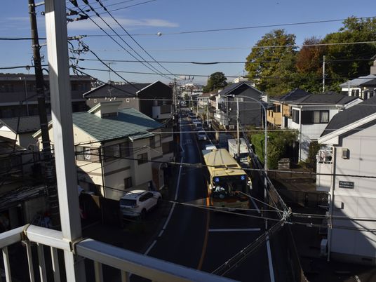 日差しのある通り