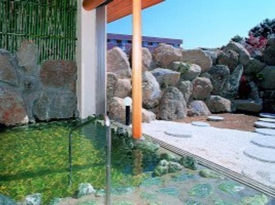雰囲気のある露天風呂。たっぷりのお湯が張られ、浴槽の外には石が積まれ、壁の役割をしている。