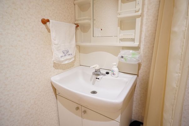 車椅子や杖の方でも利用しやすい椅子がある洗面台