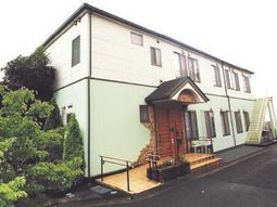 緑に囲まれた建物正面