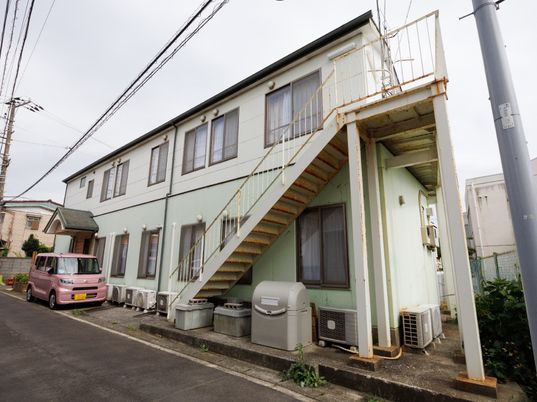 外観の建物と階段