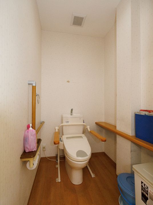 バリアフリー設計のトイレ
