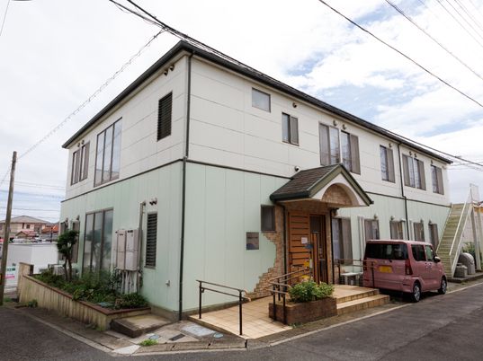 白と緑の建物外観