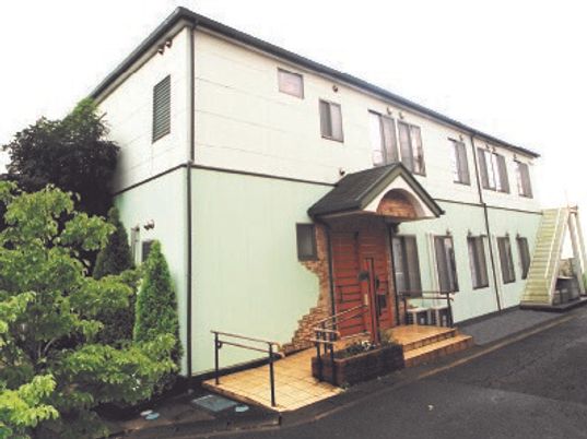 緑あふれる明るい外観