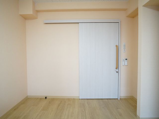 明るい落ち着いた居室 居室入口 広々とした清潔感あふれる室内は、個々の生活スタイルに合わせた空間づくりが可能です。オーダーメイドの心地よさをぜひ体感ください。