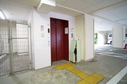 赤いエレベーターの入口