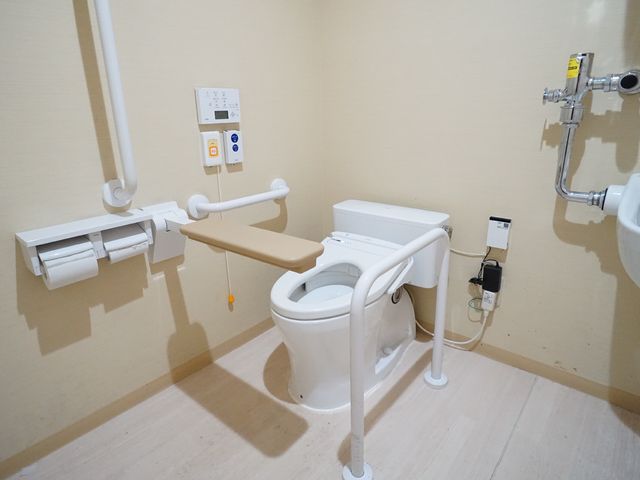 バリアフリートイレ設備 トイレ 安全なサポートが可能な設計のトイレです。手すりや安全機能で安心してご利用いただけます。