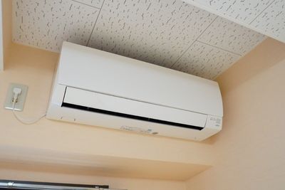 壁に設置されたエアコン