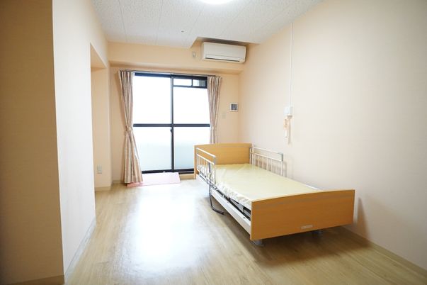 明るいシンプルな居室