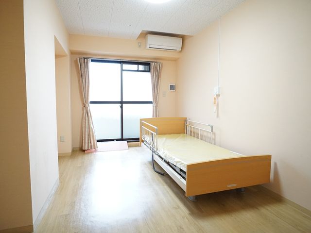 明るいシンプルな居室 居室 快適な生活を支える居室です。床のフラットな設計で、どなたでも安全にお過ごしいただけます。