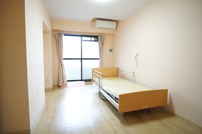 明るいシンプルな居室