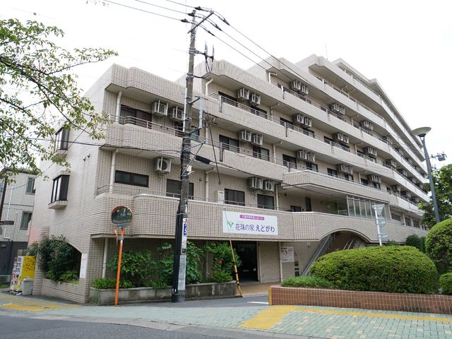 外観の建物 外観 都会の中に佇む明るい建物です。手入れが行き届いた緑も魅力のひとつになっています。