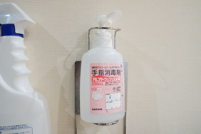 壁に取り付けられた消毒液