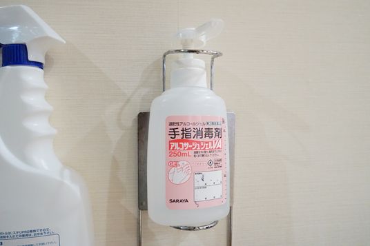 壁に取り付けられた消毒液