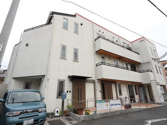 白い建物の外観