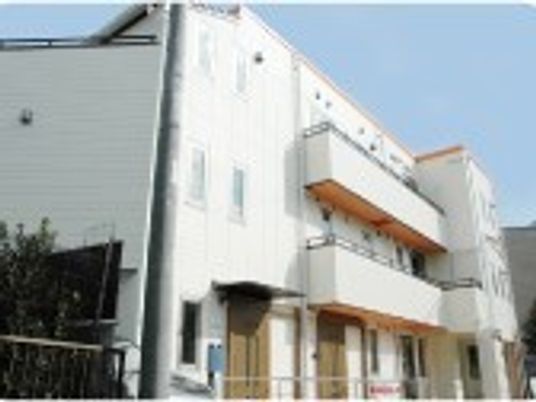 明るい外観の建物