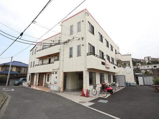 白い建物の外観