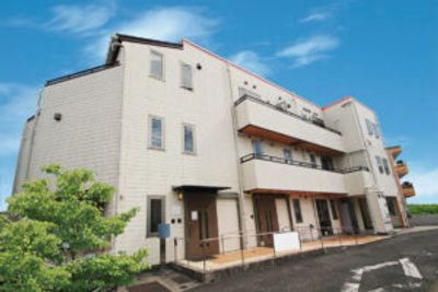 青空と建物の外観