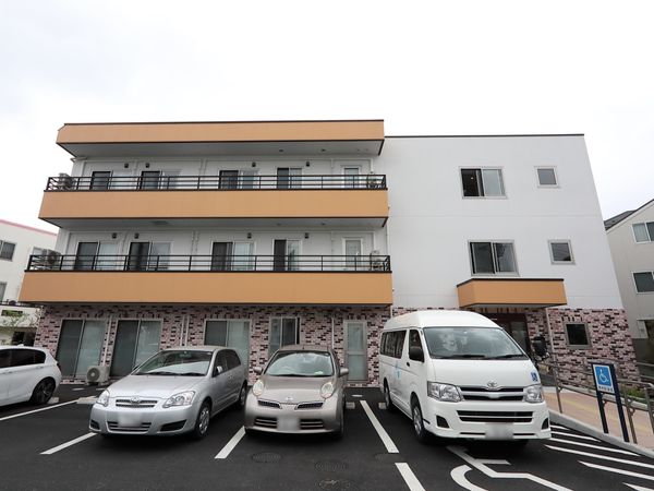 明るい外観の建物