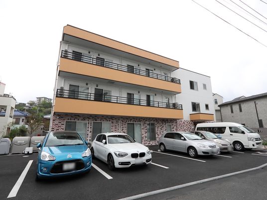 三階建ての建物外観